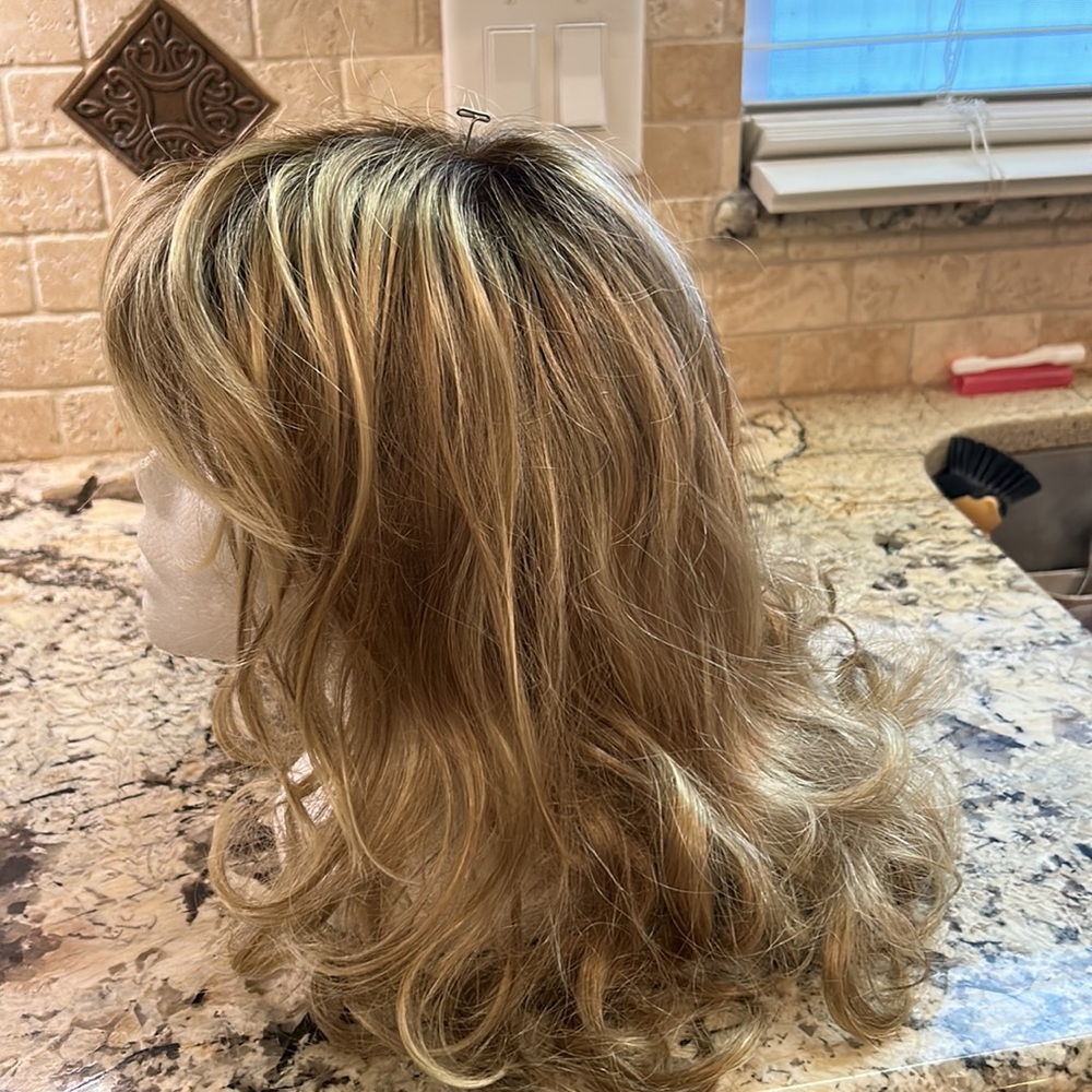 Ash blonde with dark roots - Picture 4 of 8